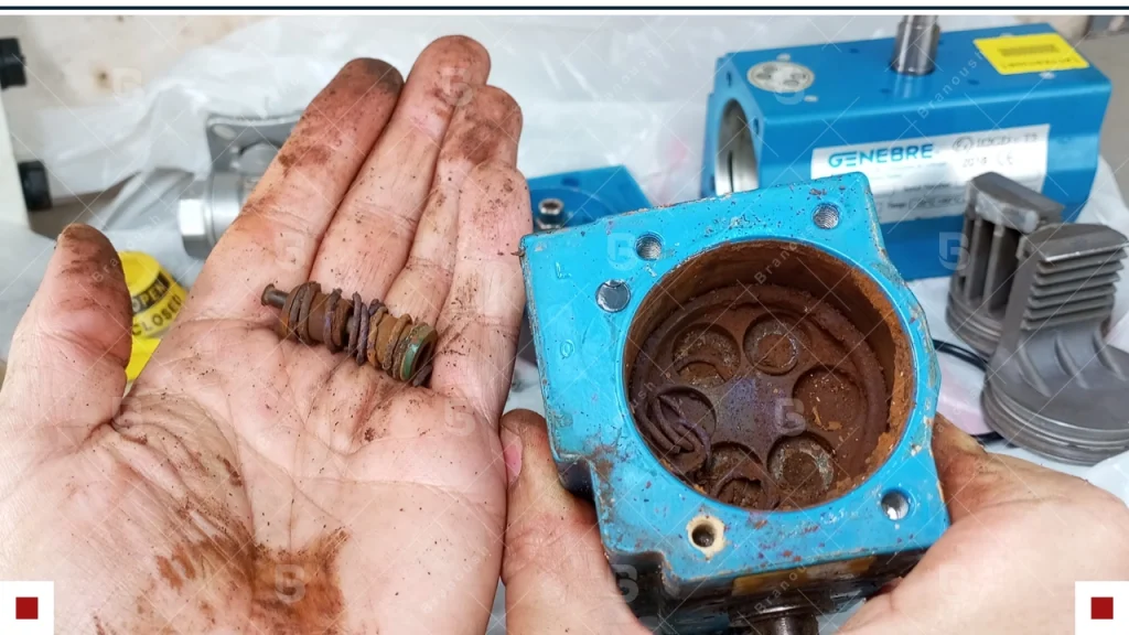 نمونه ای از رسوبات داخل اکچویتور پنوماتیک پیستونی